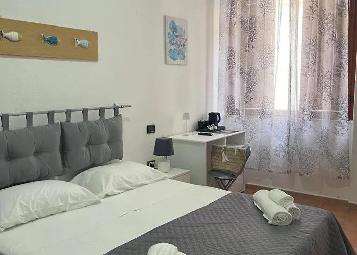 Il Canarino Affittacamere 3* La Caletta